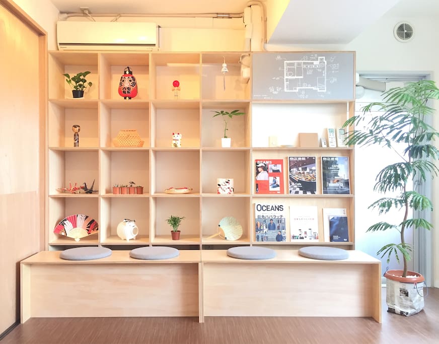 We built this custom shelves to present to you some of traditional Japanese artworks