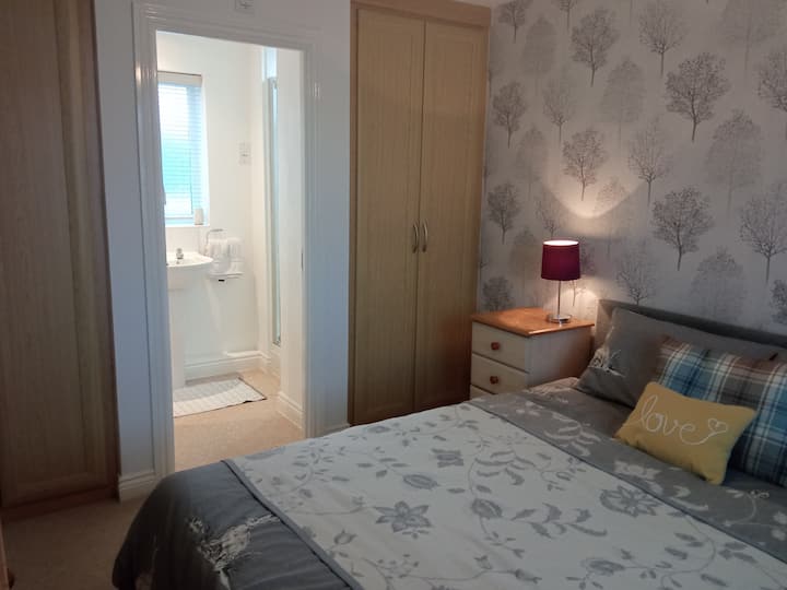 Glavna spavaća soba s vlastitom kupaonicom, bračnim krevetom s dodatnom posteljinom, jastucima i dekom, ugradbenim ormarima, toaletnim stolom i ogledalom, dva noćna ormarića sa svjetiljkama, sušilom za kosu i štapićem za curling.