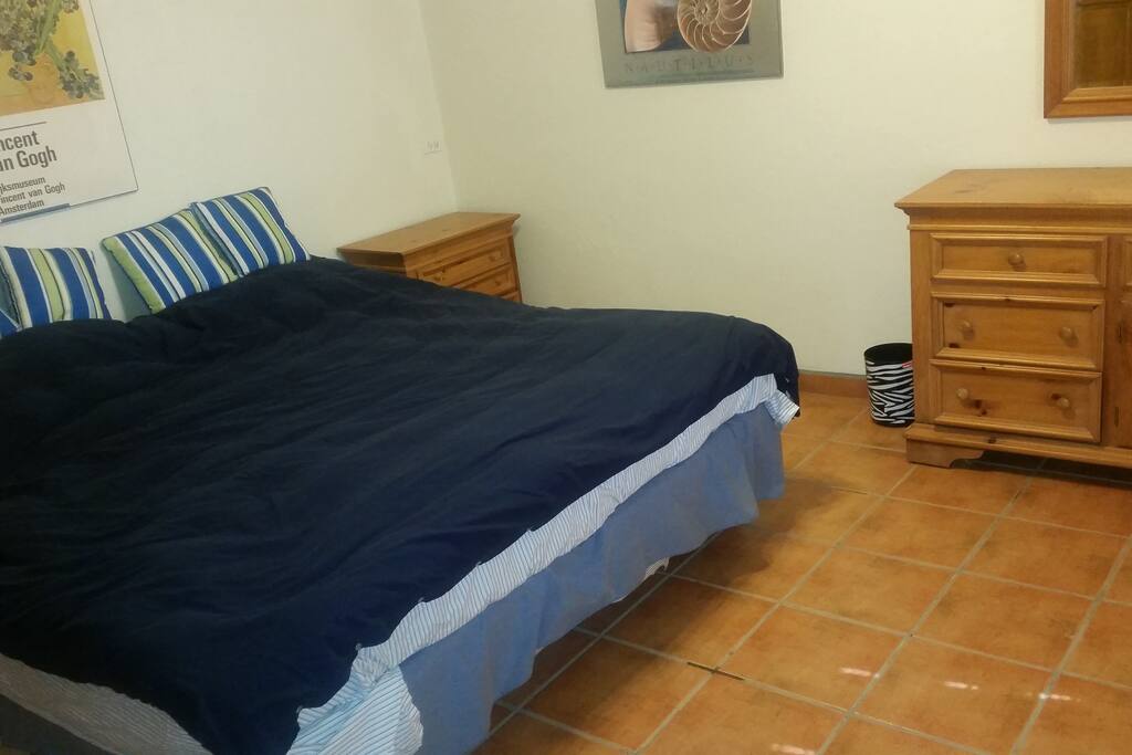 Kingsize bed in the master bedroom