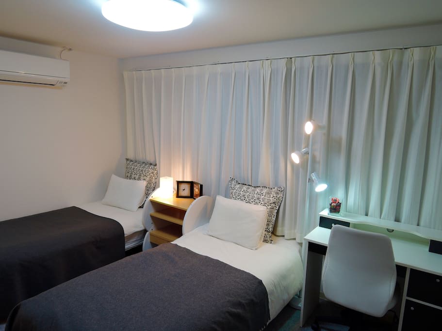 ◆ シングルベッド2つ
◆ 2 single beds
