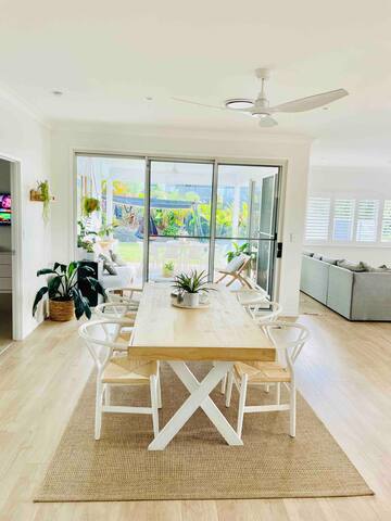 Coastal & Cool… 4 Bedroom Home with Magnesium Pool gallery image 3