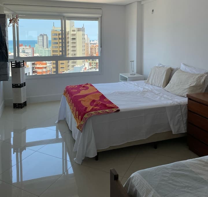 Suite yenye ukubwa wa malkia (1.66 x 1.96) na kupasuliwa 12,000 btu, kitanda kimoja, kitanda cha bembea.
Mwonekano wa juu wa bahari na jiji. 
Ghorofa ya juu, tulivu, yenye hewa safi na isiyo na mbu na wadudu wengine.
