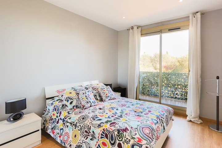 חדר השינה הראשון. בתמונה יש מיטה זוגית וחדר השינה הזה נפתח למרפסת השנייה.