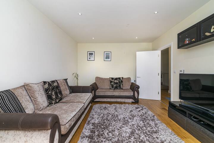 Gorgeous 3BR 3BA- O2, EXCel, 20-min Central London gallery image 5