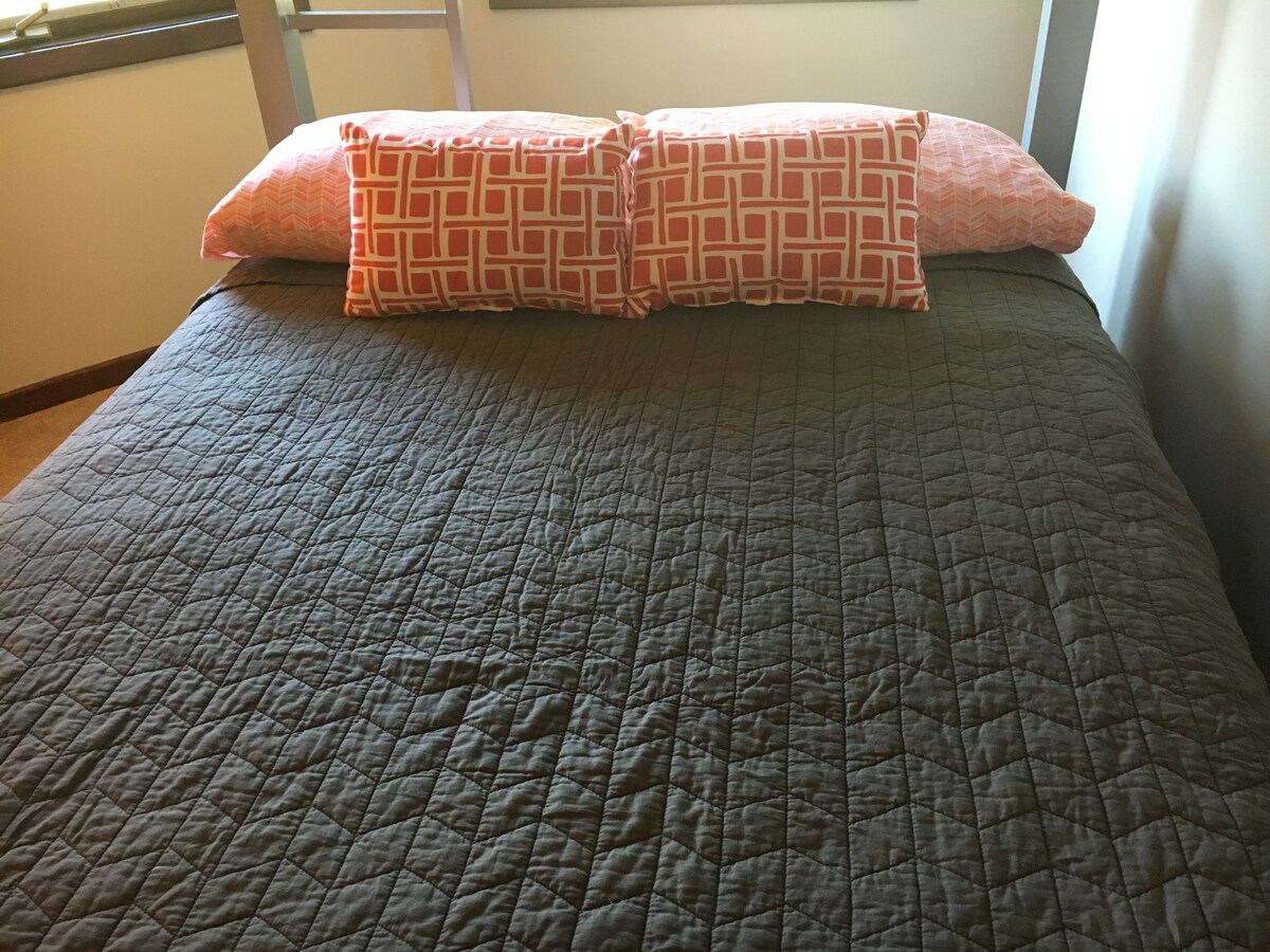 أسرّة بطابقين كاملة الحجم! غرفة نوم جاك وجيل الأخرى.  تقع في الطابق الرئيسي.