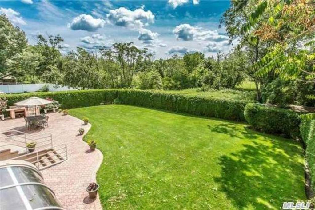 backyard stair way to entrance