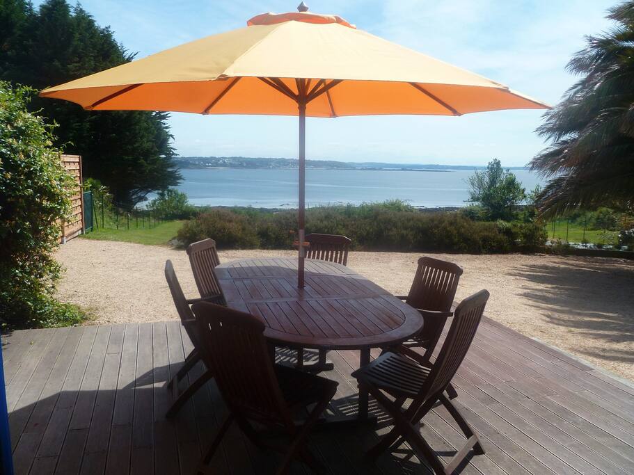 vue mer de la terrasse le jardin domine la plage