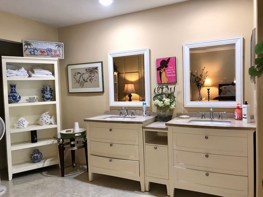 Double sinks / mirror/ drawers