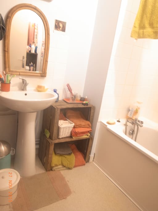 Salle de bain avec baignoire