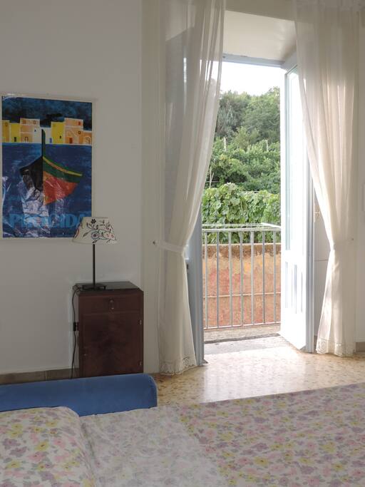 prima stanza con comodo divano letto matrimoniale