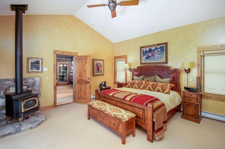 Dormitorio principal con vistas al río. La puerta abierta conduce al porche de pantalla entre la casa principal y el dormitorio principal.