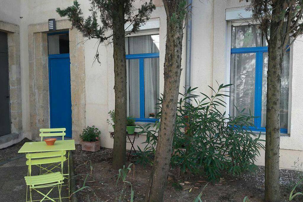 Entrée sur petit jardin