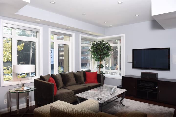 Deluxe Yorkville Townhouse gallery image 2