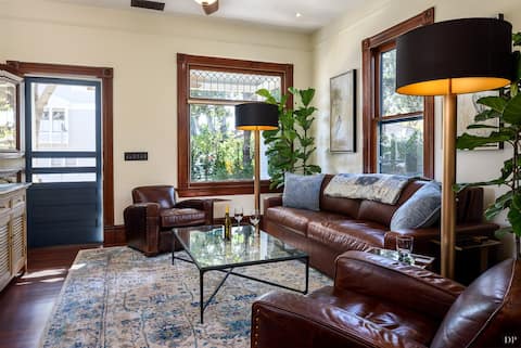 Upscale Downtown Home. Walk to Beach shops &Bars🥂🏖