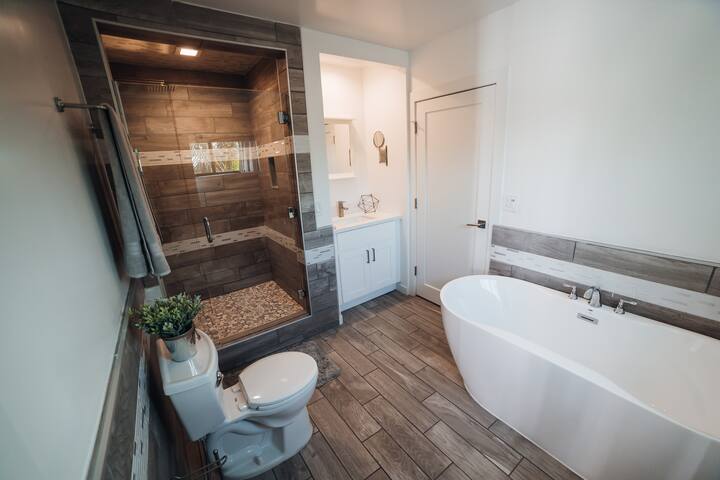 2 Bedroom Hollywood Hills Suite with Spa Tub gallery image 5