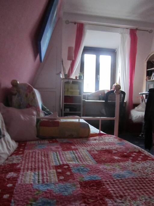 Perspektive vom Bett zum Fenster