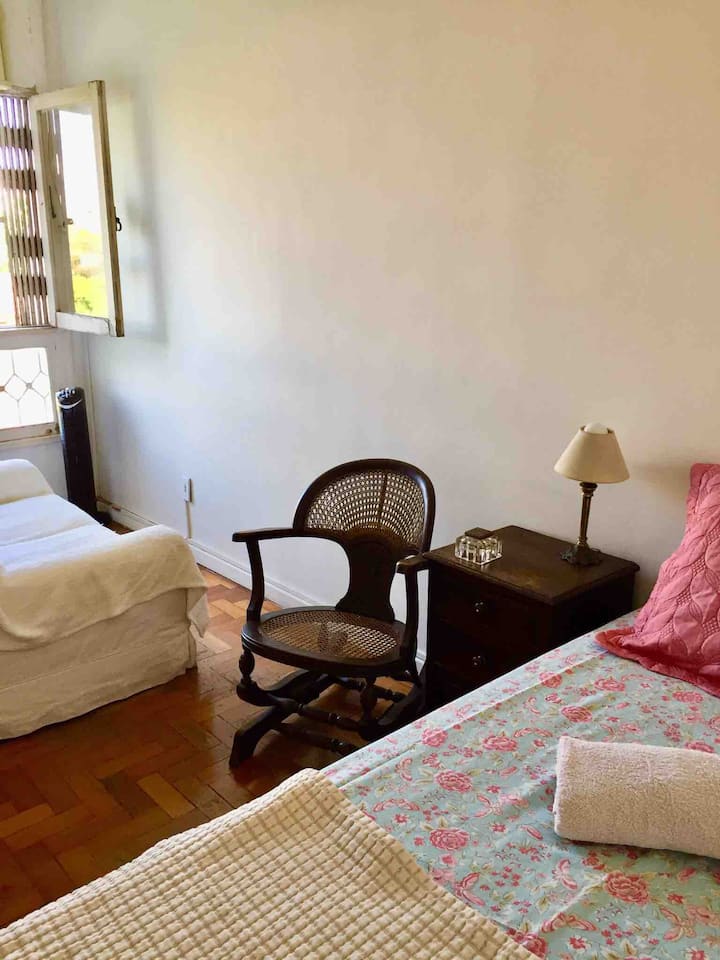 独立房间，独立房间和房客专属，配备：
空调、电视、无线网络、迷你吧、橱柜：带椅子的桌子、咖啡机、三明治机、微波炉、吹风机、全功能卫生间：独立房客专用！