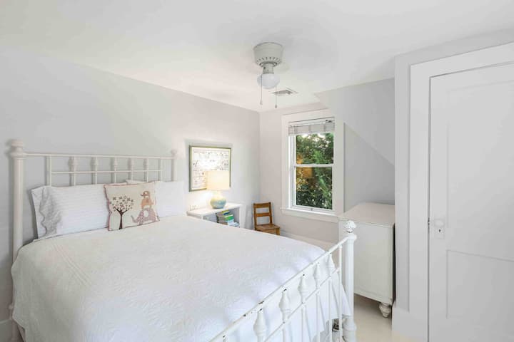 Encantador dormitorio con una decoración acogedora y una cómoda cama tamaño queen.