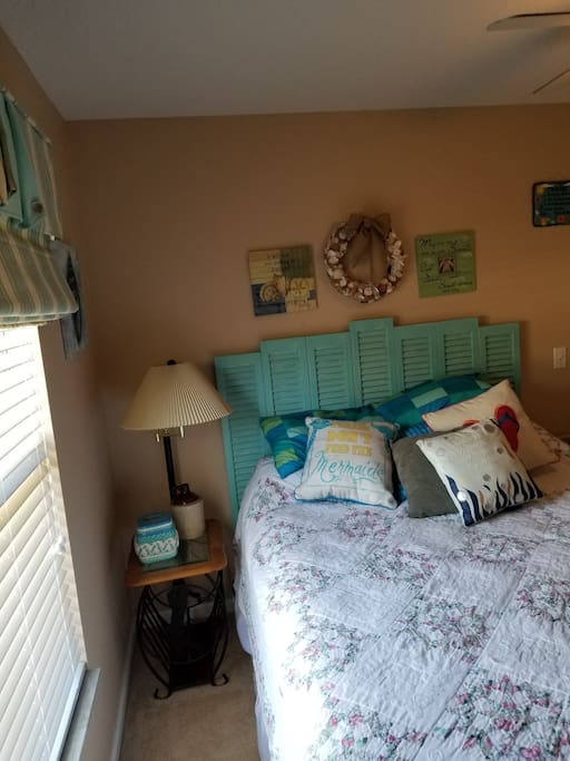 Bedroom
Queen Bed
