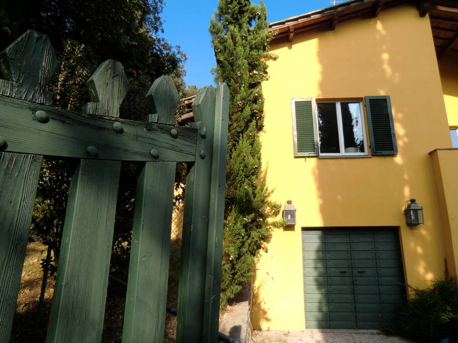 Ingresso e piazzale parcheggio