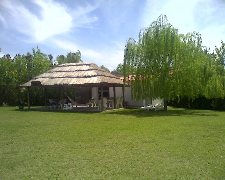 Quincho, con churrasquera techada atrás.