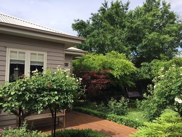 Crofton Cottage Port Of Echuca Guesthouses For Rent In Echuca