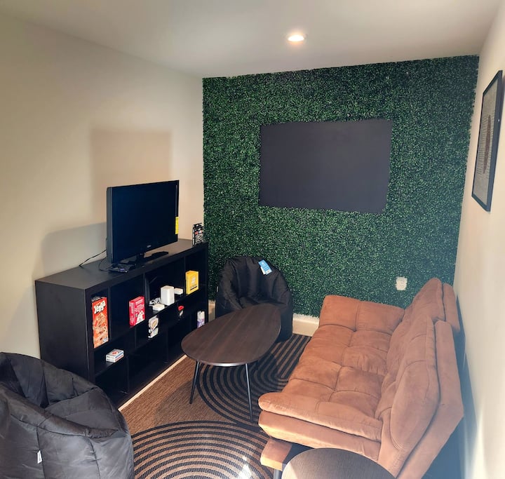 غرفة إضافية تقع في الطابق الأول مجهزة بأريكة فوتون للنوم وكراسي بينباج ولوح طباشير/جدار أخضر وتلفزيون وجينجا والعديد من ألعاب الورق. متعة لجميع الأعمار!