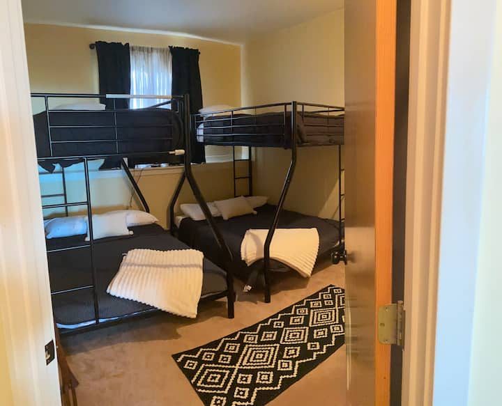 ห้องนอนที่ 2 เตียงแฝดที่สะดวกสบายมากกว่าเตียงเต็มรูปแบบพร้อมที่นอนสำหรับ 6 คน! เตียงนอนสบายพอสำหรับผู้ใหญ่ ห้องนอนมีตู้เสื้อผ้าและพื้นที่สำหรับใส่กระเป๋าเดินทาง