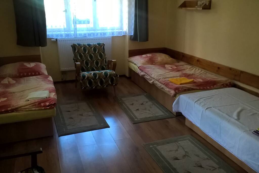 Väčšia spálňa s 3 jednolôžkovými posteľami