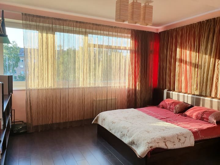 Hlavná spálňa, 180-stupňové okná, večerné slnko