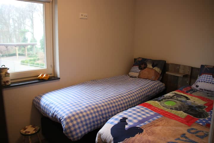 ห้องในฟาร์มเฮ้าส์ (ห้องเล็กๆที่อบอุ่น)