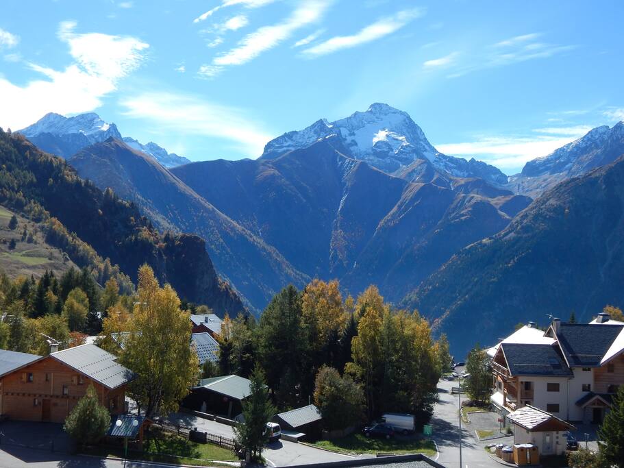 The balcony view.
La photo est prise du balcon.