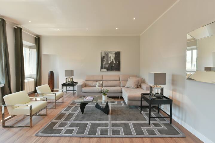 Santa Croce Deluxe – Bright and Spacious 4 Bedroom gallery image 2