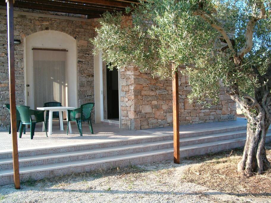 spazio esterno ombreggiato con tavolo e sedie