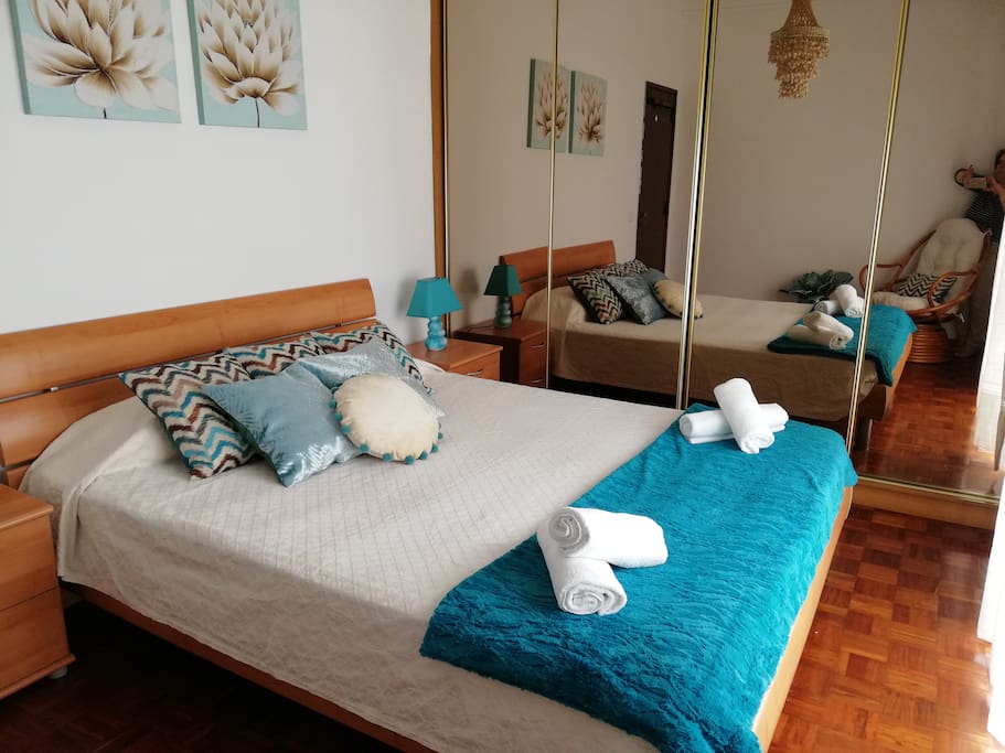 Quarto com roupeiro espelho.