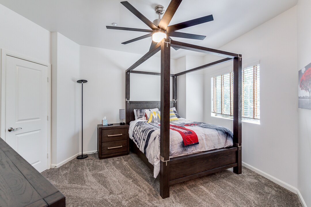 Hoofdslaapkamer + queensize bed