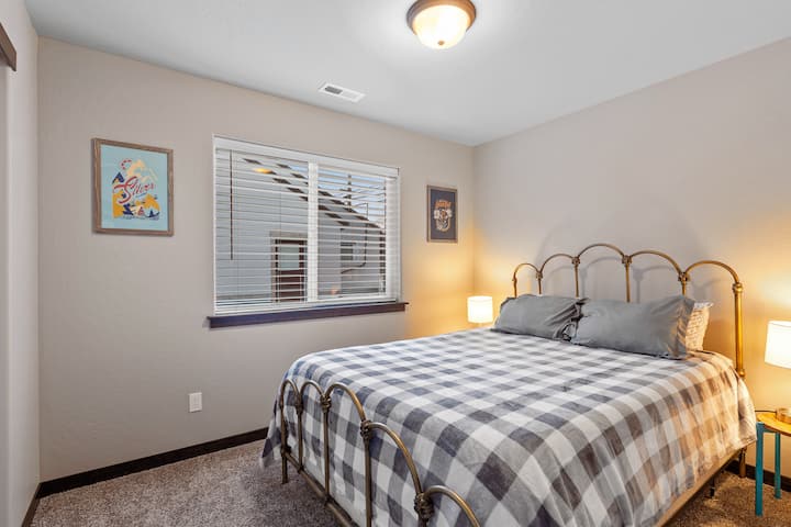 غرفة النوم الثانية | سرير بمقاس كبير