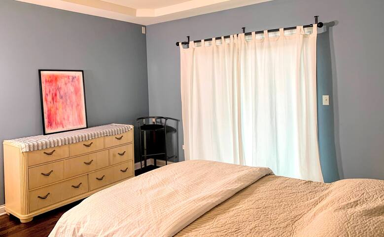 Luxurious & Artsy Condo in Bucktown – 4 Bed/3 Bath gallery image 4