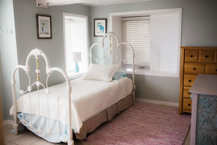 Dhoma e 3-të e gjumit është në bodrumin e përfunduar