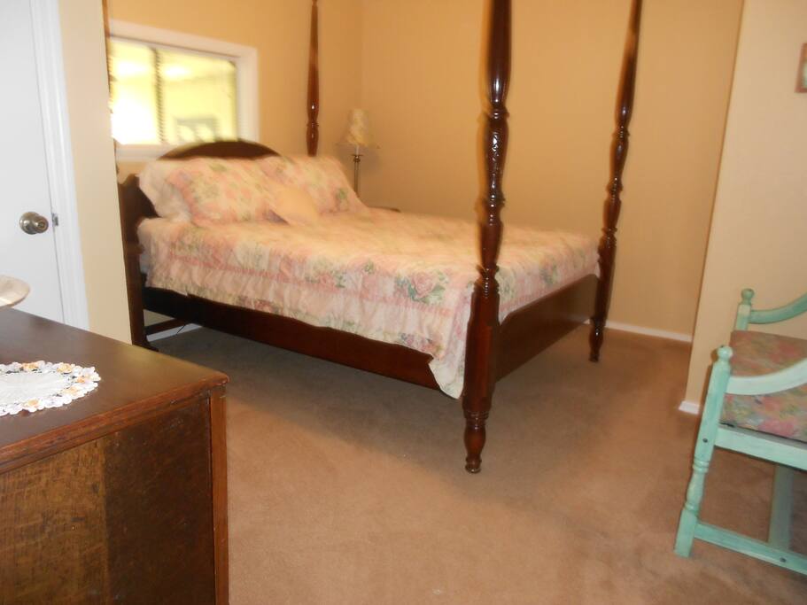 queen size poster bed