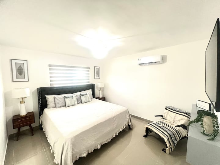 Chumba cha kulala kilichopambwa kwa ladha na AC na smart TV: YouTube na Netflix! 