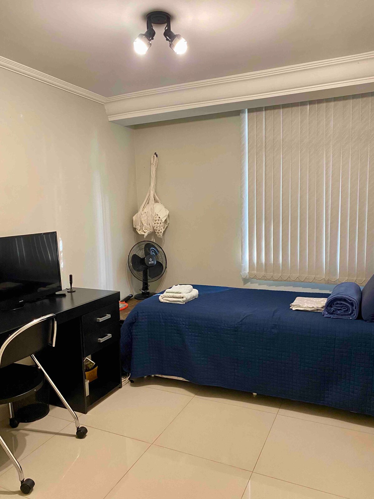 Спална соба 3 кревета/брачен кревет (широк 150-179 см)