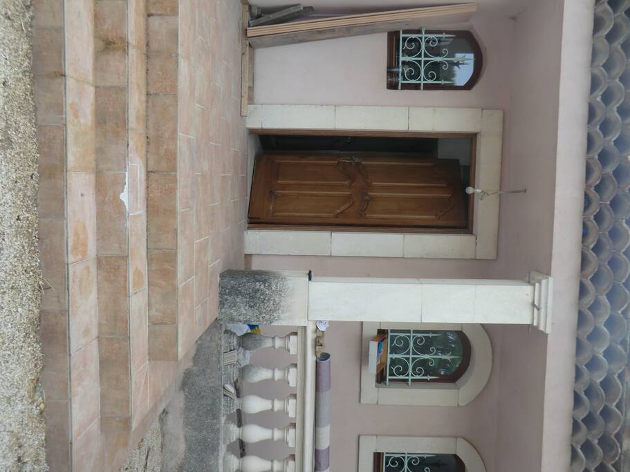 ENTREE de l'appartement avec place parking sur le devant des 3 marches d'escaliers