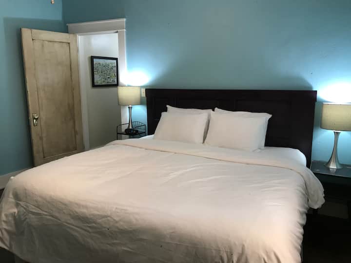 Dhoma e gjumit 2: Krevat dopio "King".