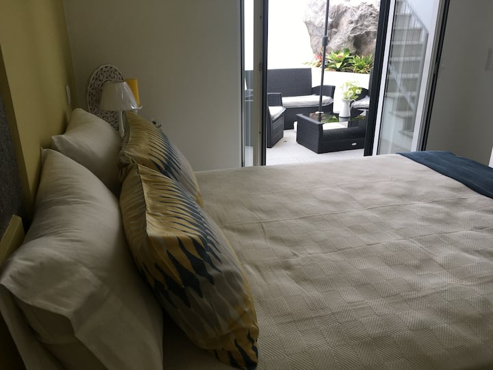 Dormitorio con acceso al patio