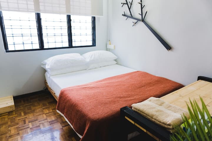 غرفة نوافذ خشبية منزلية. 