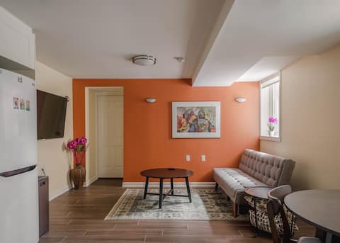Top Airbnb: Bright Private Basement Suite | 1BR Near Subway in University—Rosedale