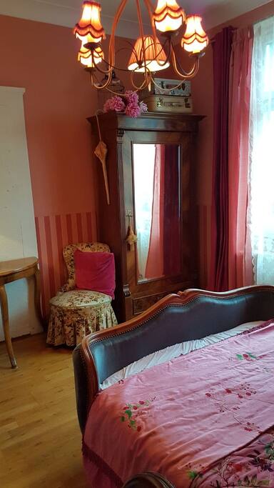 EinBlick in Zimmer FÜNF