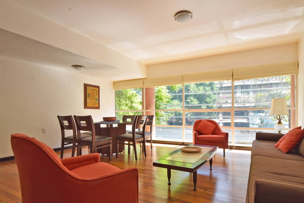 Estancia y comedor, con buena iluminación