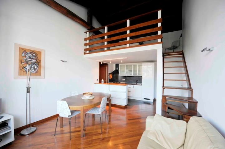 Colosseo, Monti, Serpenti luminoso ultimo piano